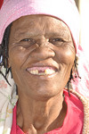 Lachende �ltere Namibierin mit Zahnl�cke