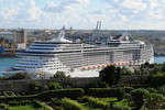 Das Kreuzschiff MSC Splendida ankert im Hafen von Valletta